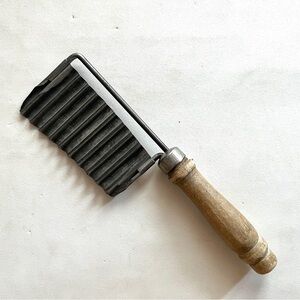 Wood Handle Crinkle Cutter